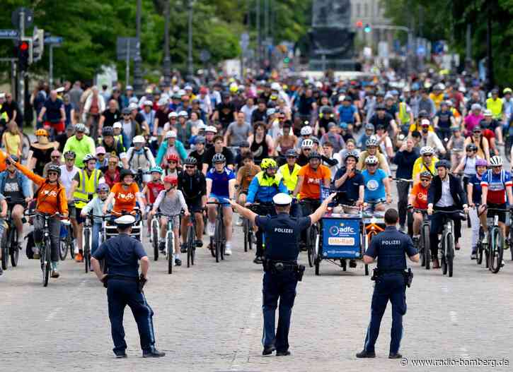 6.500 Radfahrer bei Sternfahrt zum Münchner Königsplatz