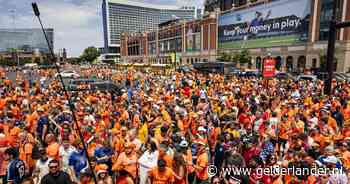 LIVE WK voetbal | Sfeer zit er goed in bij supporters Oranje tijdens fanwalk, bekijk vermoedelijke opstelling