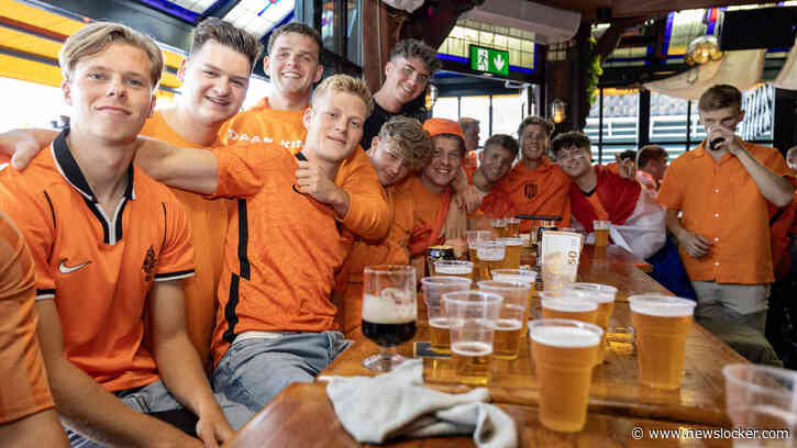 Woonkamer van Oranjefan Cees Sier omgebouwd tot mini-stadion: ’De entree is een krat bier’