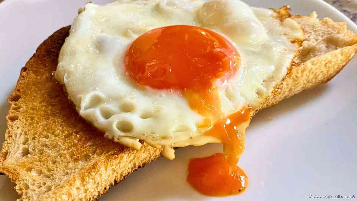 Fried eggs will be tastier if you ditch olive oil and butter for chef’s simple ingredient