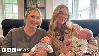 Sisters say giving birth hours apart was 'surreal'