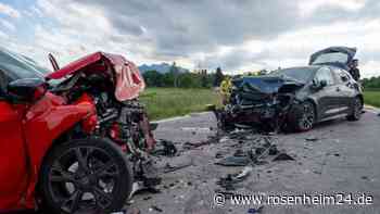 Frontal-Crash bei Grabenstätt: Sechs Menschen schwer verletzt – Frau in kritischem Zustand