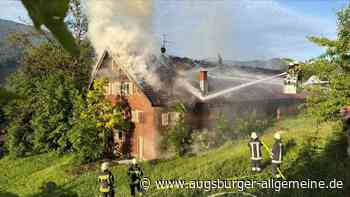 Bauernhaus bei Oberstaufen in Brand - Feuerwehr warnt aktuell vor „Extremer Gefahr“