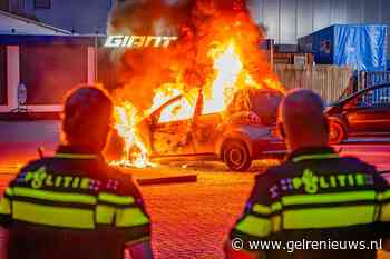 Auto gaat in vlammen op, politie onderzoekt brandstichting