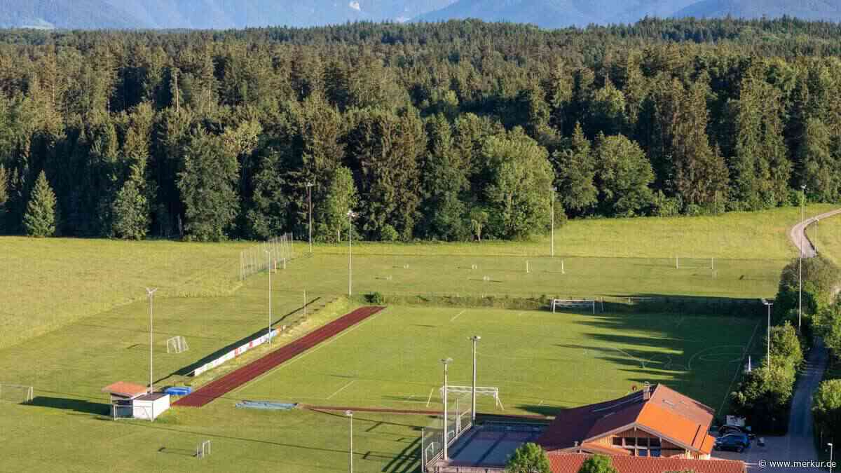 TSV Hartpenning trainiert auf Sportanlage mit Bergblick