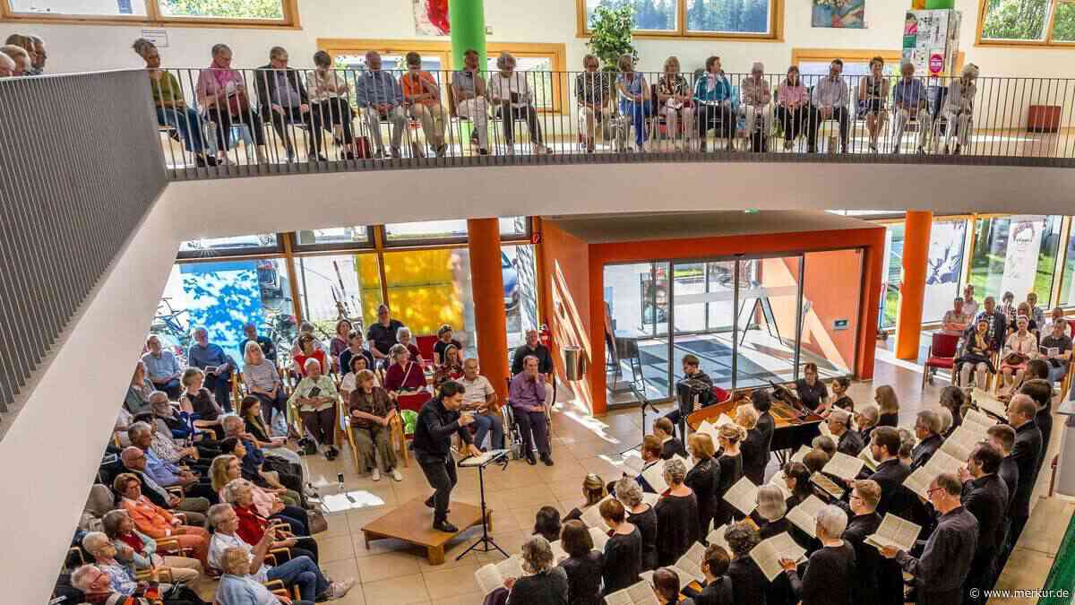 Über vier Stockwerke: Chor TonArt singt Rossinis „Petite Messe" im Atrium