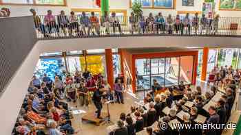 Über vier Stockwerke: Chor TonArt singt Rossinis „Petite Messe" im Atrium