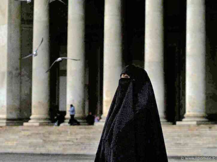 "Metti il burqa o ti uccidiamo". Le minacce a una 12enne dal gruppo di bengalesi