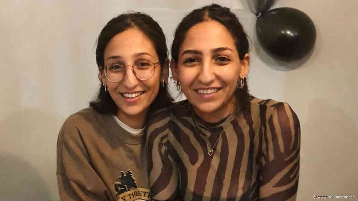 Maria (29) was op reis toen haar tweelingzus verongelukte: ’Op de foto herkende ik haar auto, in paniek belde ik een van mijn andere zussen’