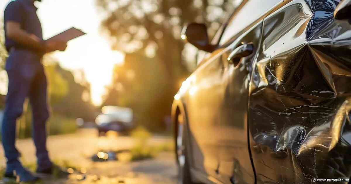 Kreis Bamberg: Unfall beim Überholen - Autos streifen sich auf Autobahn
