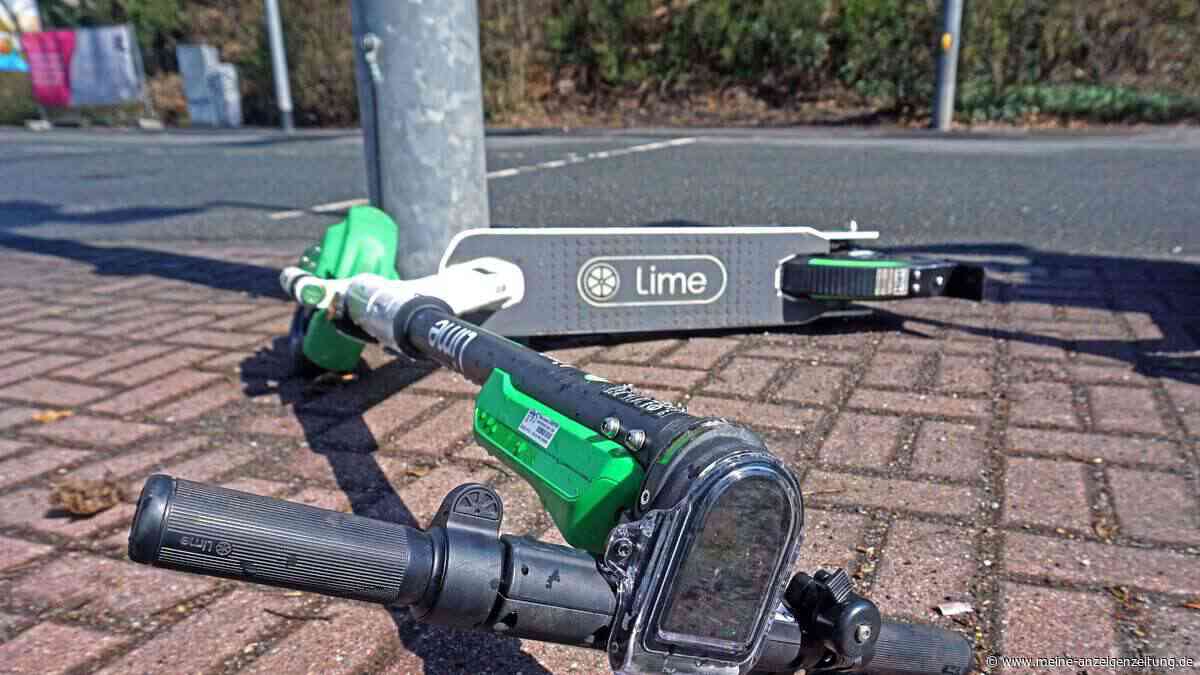 E-Scooter knallt auf Windschutzscheibe: Zwei Schüler auf Fahrbahn geschleudert