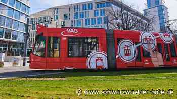 Radler übersieht Tram: 55-Jähriger stößt in Freiburg mit Straßenbahn zusammen und wird schwer verletzt