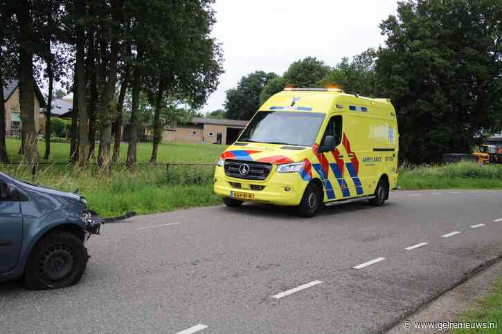 Brommerrijder belandt in sloot na botsing