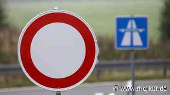 A93 Richtung München derzeit voll gesperrt: Getränke-Lkw verliert Ladung