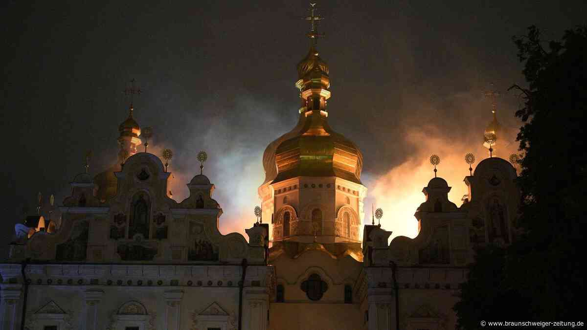 Aufnahmen zeigen Flammen über Kiew: Russland setzt berühmtes Höhlenkloster in Brand