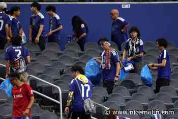 « Un oiseau qui passe ne laisse pas de trace » : pourquoi les supporters du Japon nettoient-ils les tribunes après chaque match ?