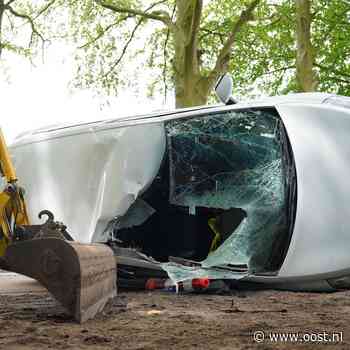 Auto rijdt tegen graafmachine aan en wordt meegesleurd