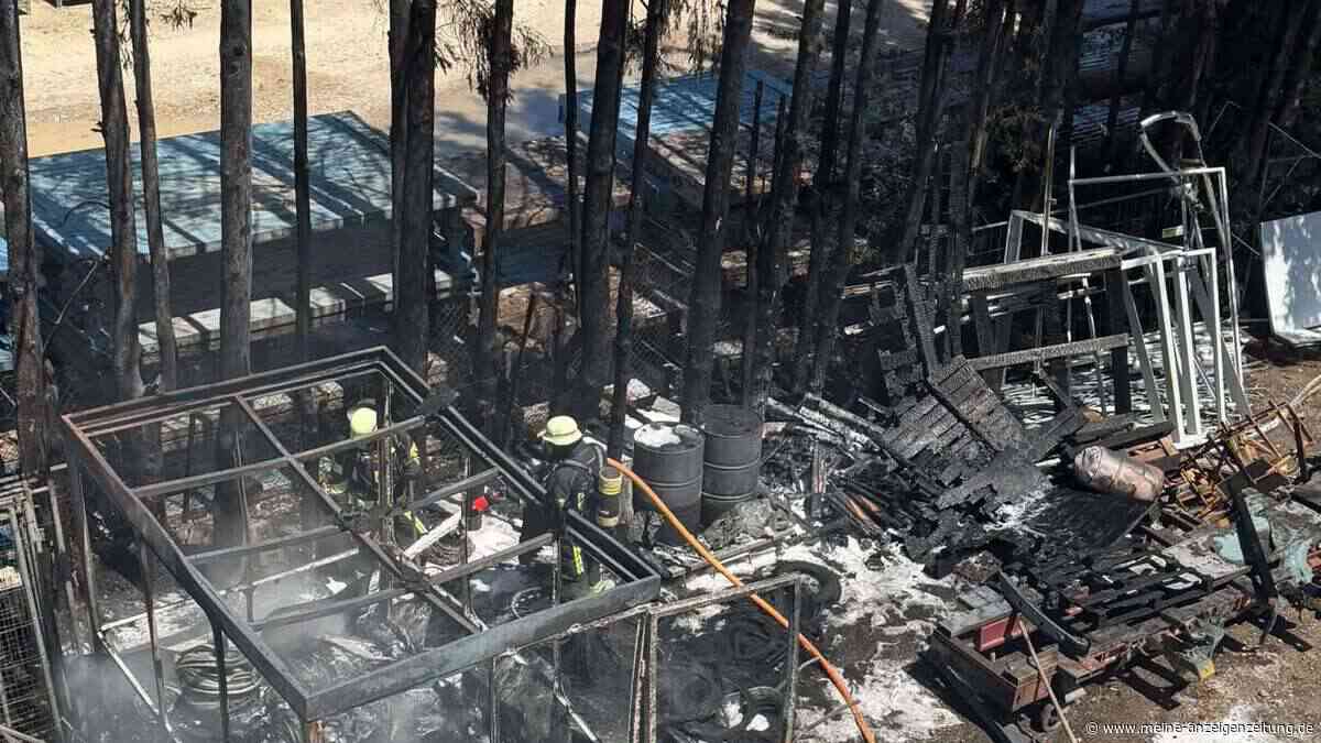 Flammen drohen auf Lagerhalle überzugreifen – Feuerwehr startet Zangenangriff
