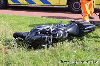Motorrijder belandt met motor in sloot
