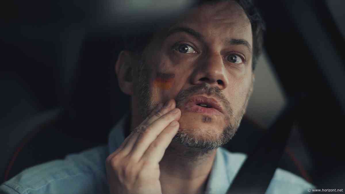 "Du schaust die Spiele. Wir schauen voraus.": Volkswagen feiert Safety-Features mit übermüdeten Fußballfans