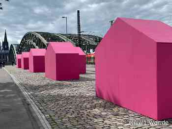 Plötzlich waren sie da: Pinke Häuser in Köln auftaucht