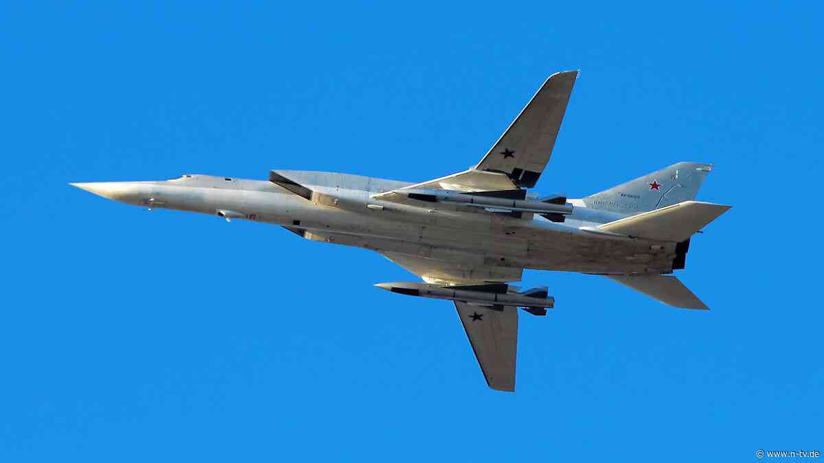 Rettung per Schleudersitz: Russischer Bomber stürzt bei Routineflug über Sibirien ab