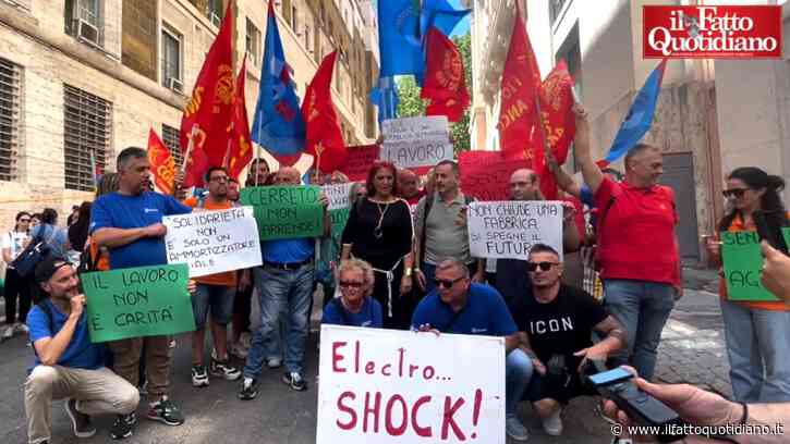 “Tra noi e l’azienda c’è una tregua armata. Non accetteremo esuberi e chiusure”: i lavoratori di Electrolux e i sindacati dopo la sospensione dei licenziamenti