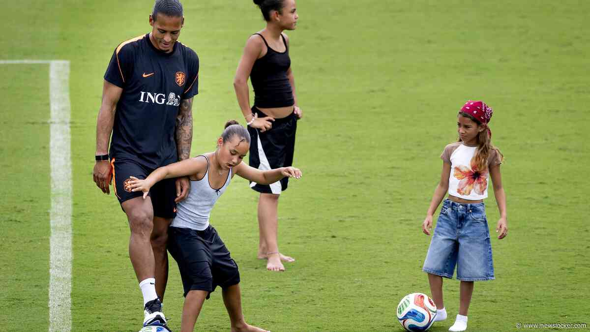 Spelers Nederlands elftal maken plezier met hun kinderen na uitlooptraining van duel met Japan