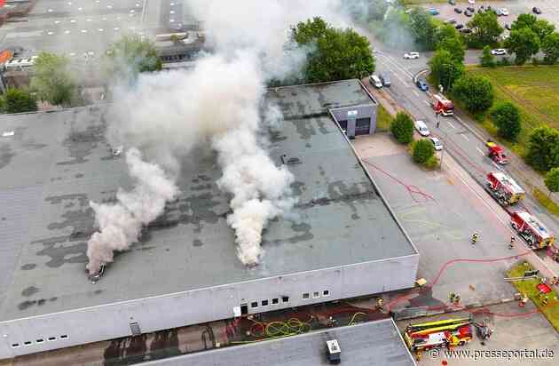FW Neumünster: Großbrand in Lagerhalle im Industriegebiet Süd - Rund 100 Einsatzkräfte im Einsatz