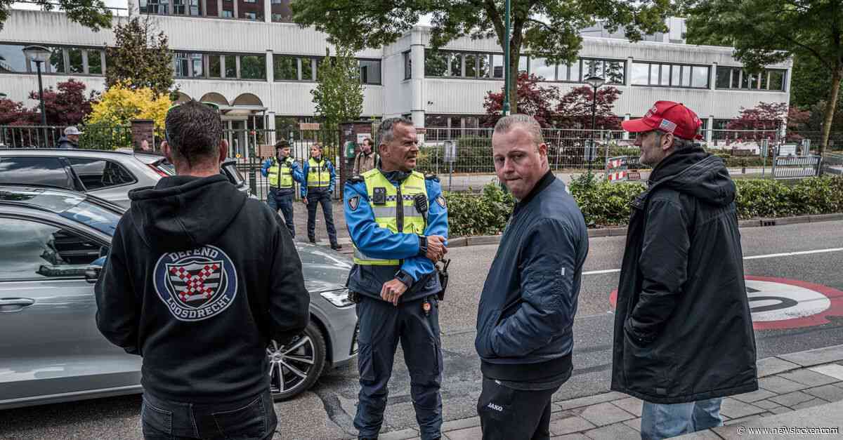 Nagestaard, gefotografeerd en gewantrouwd: het leven van asielzoekers in Loosdrecht