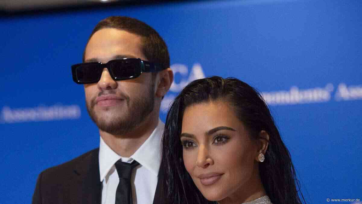 Fans finden es skurril: Kim Kardashian besucht Konzert von Pete Davidsons Ex-Verlobter