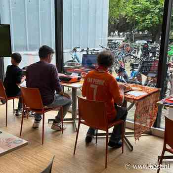 Oranje-fans tikken frustratie van zich af na late tegenvaller op WK