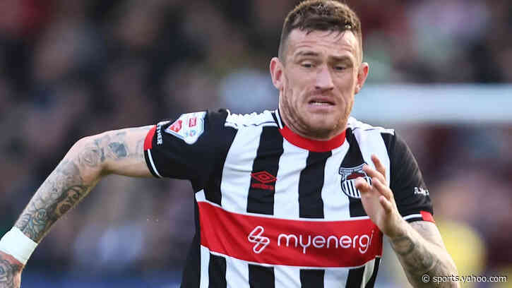 Grimsby re-sign veteran striker Cook