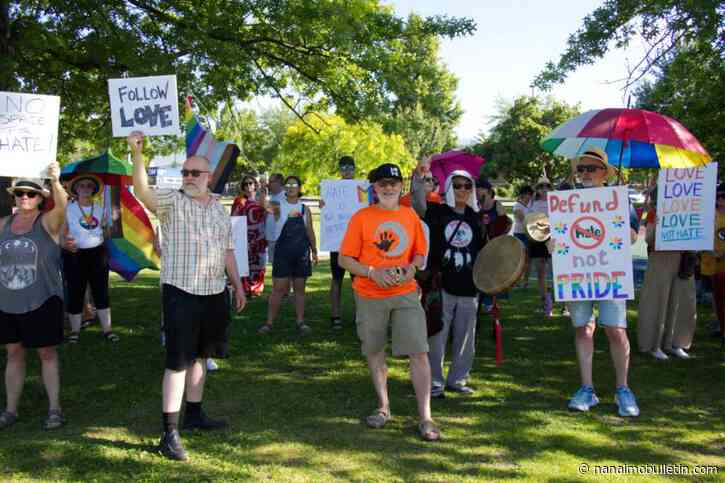 Protesters gather as One B.C. uses Kelowna-owned venue to host meeting