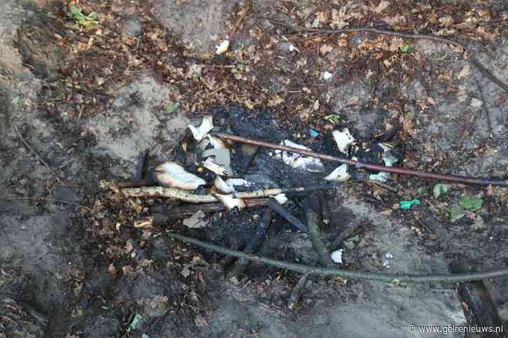 Alerte buurtbewoners ontdekken buitenbrand, twee jongens rennen weg
