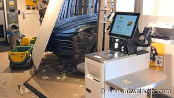 Ravage in Nunspeet: peperdure Porsche ramt dwars door muur Jumbo