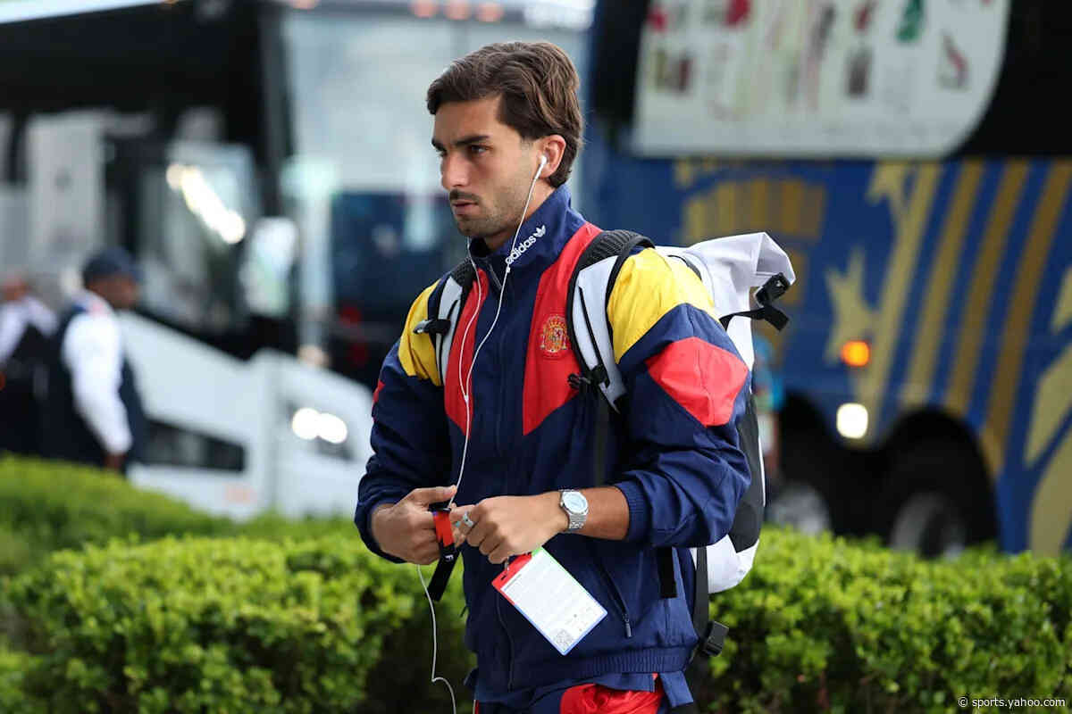 Why Barcelona should refrain from selling versatile forward amid PSG interest