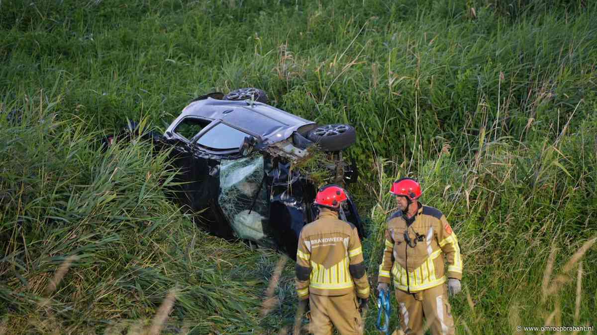 Man zwaargewond nadat hij van de weg raakt en met auto van dijk tolt