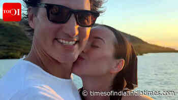 Katy and Justin get intimate on PDA-filled park date - WATCH