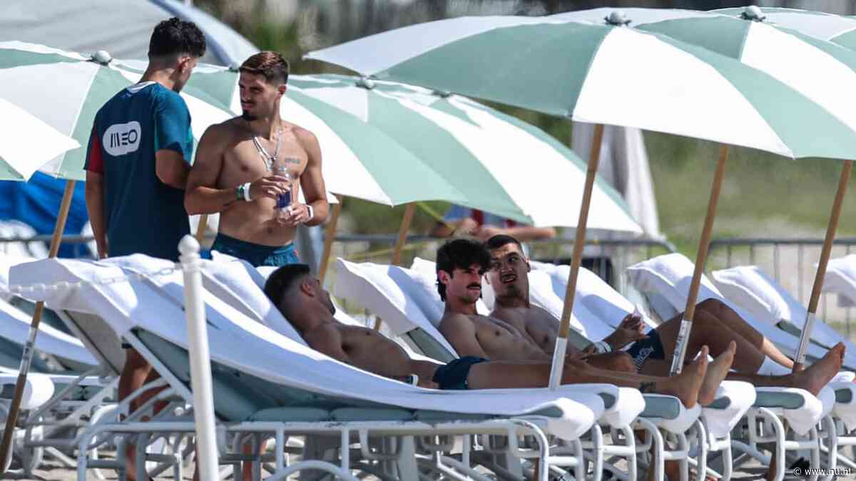 Portugese selectie zit 's ochtends veel op het strand om te wennen aan de hitte