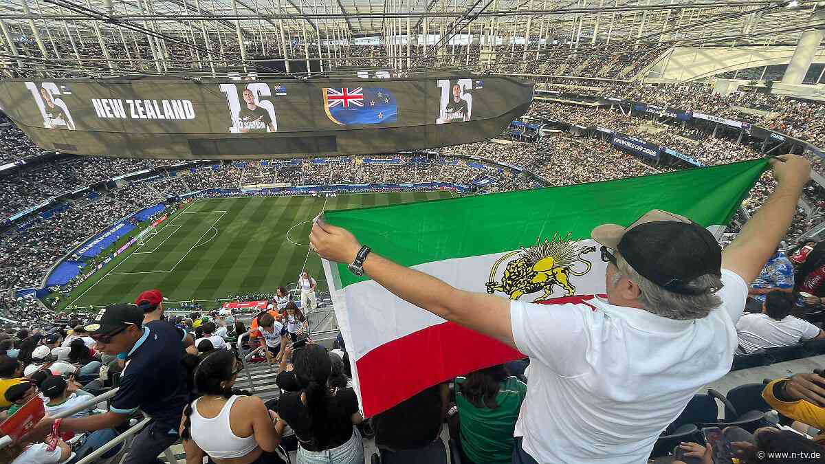 IProtest in USA: Verbotene Fahnen des Widerstands hundertfach im WM-Stadion