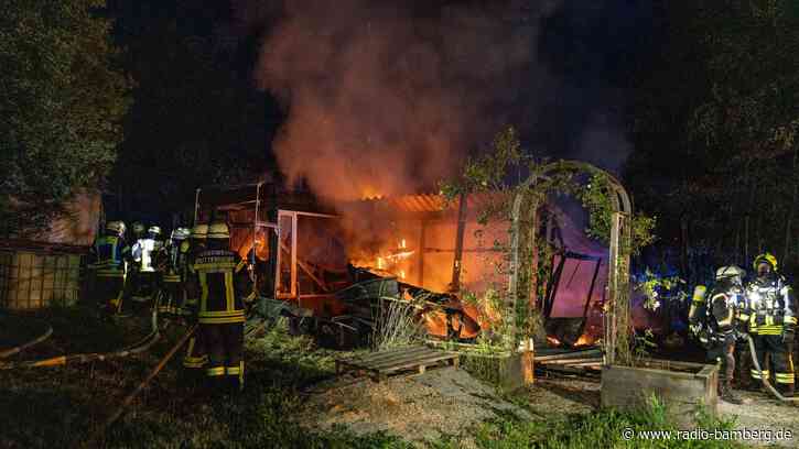 Gartenlaube und Scheune bei Seigendorf in Flammen
