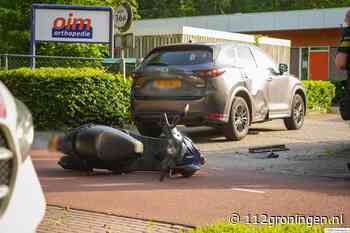 Auto en scooter botsen in Haren
