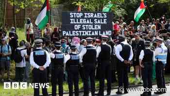Police arrest 14 after protest outside synagogue