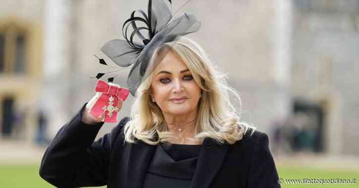 Bonnie Tyler è uscita dal coma, ma le sue condizioni sono “molto critiche” dopo un intervento d’urgenza. Paura per la cantante di “Total Eclipse of the Heart”