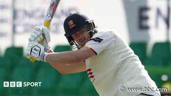 England's Cox extends contract with Essex