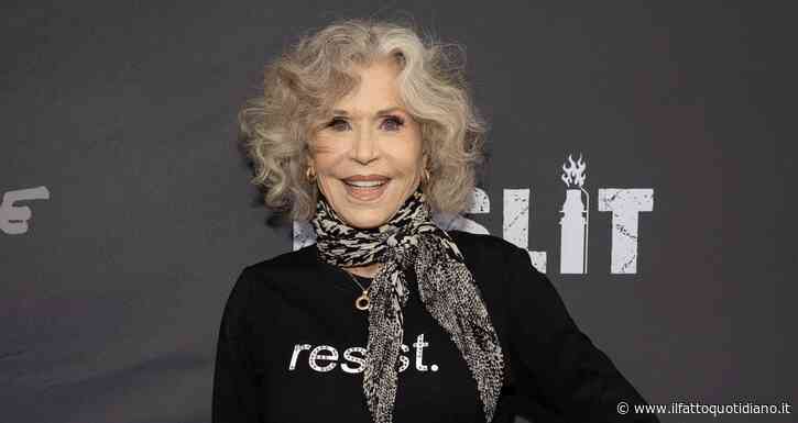 “Trump e i suoi compari violano sistematicamente la libertà di espressione per mettere a tacere gli artisti. Americani alzatevi in piedi!”: Jane Fonda furiosa