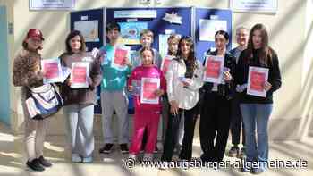 Glückliche Gewinner des Jugendwettbewerbs "jugend creativ" an der Neuburger Mittelschule