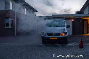 Werkbus in brand door vermoedelijke kortsluiting accu