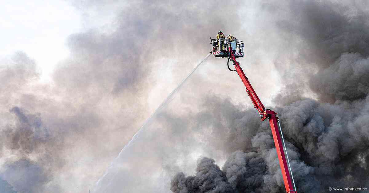 Kreis Kitzingen: Feuer bei Firma - Aufruf an Anwohner wegen Rauch